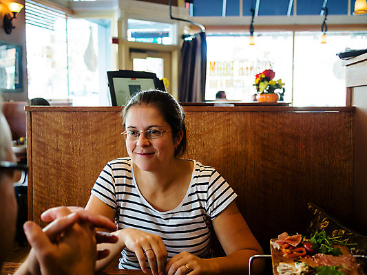 포토 JPG 해외이미지 백인 커플 여자 남자 행복 음식 남편 두명 식당 아내 애피타이저 먹기 배고픔 점심식사 해외202004 해외포토 서양인 감정 관계 모션 사람 상점 식사 파일형식 이미지허브