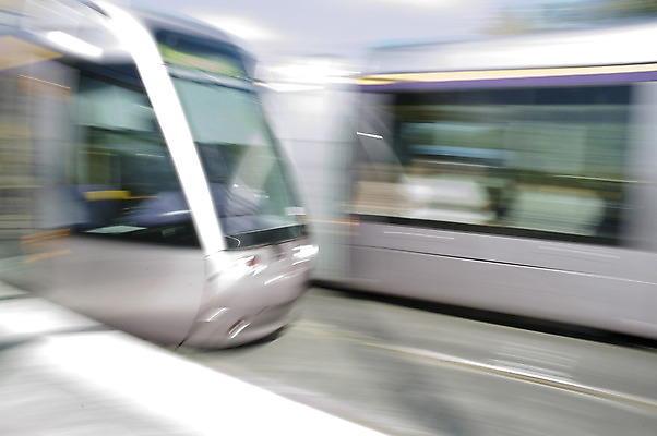 포토 JPG 해외이미지 여행 교통시설 하늘 사람없음 건물 파란색 도시풍경 사무실 새벽 기차 도시 대학교 전차 아일랜드 더블린 귀족 철강 통근 해외202004 해외포토 자연요소 건축물 유럽 육상교통 컬러 교통 비즈니스 학교 대중교통 풍경 시설 출근 파일형식 이미지허브