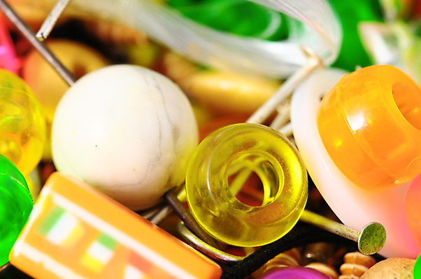 포토 JPG 해외이미지 백그라운드 목걸이 장신구 팔찌 유리 노동자 선물 미술 사람없음 장식 빨간색 초록색 파란색 빛 컬러풀 유행 바위 흰색 원형 화려 고급 은색 보석 구슬 만들기 보물 장인 고립 스타일 해외202004 해외포토 도형 직업 컬러 컨셉 모션 재질 문화예술 돌_바위 광석 파일형식 이미지허브