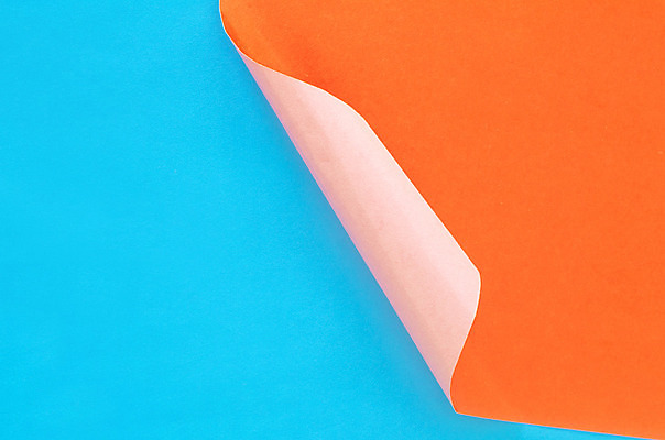 포토 JPG 해외이미지 하늘색 백그라운드 사람없음 하이앵글 주황색 색종이 넘기 카피스페이스 해외202004 해외포토 종이 뷰포인트 컬러 모션 파란색 공백 파일형식 이미지허브