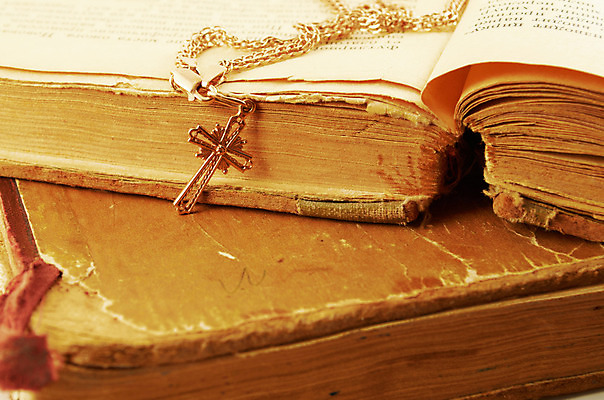 포토 JPG 해외이미지 백그라운드 십자가 타이포그라피 사람없음 책 스터디 노란색 쌓기 금속 덮개 흰색 업무 오픈 역사 황금 코드 도서관 떨어짐 인쇄 보석 수집 작가 문학 페이지 양장본 고립 백과사전 옛날 해외202004 해외포토 직업 문자 교육 컬러 컨셉 모션 재질 학습 뚜껑 작업 광석 사전 파일형식 이미지허브