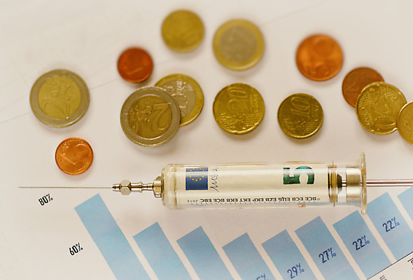 포토 JPG 해외이미지 백그라운드 돈 그래프 주사기 사람없음 금융 약 동전 유로 흰색 재산 약국 슛 주사약 고립 위기 지원 투입 비용 해외202004 해외포토 컬러 의학 의료기기 모션 경제 파일형식 이미지허브