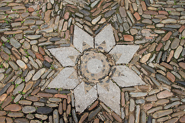 포토 JPG 해외이미지 도로 길 분홍색 십자가 거리 사람없음 회색 수확 조약돌 도시 원형 역사 정사각형 지역 세피아 해외202004 해외포토 도형 컬러 농업 교통시설 촬영기법 돌_바위 파일형식 이미지허브