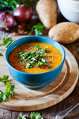 포토 JPG 해외이미지 계절 채소 오렌지 양파 감자 따뜻함 파슬리 건강 요리 사람없음 목재 초록색 파란색 컬러풀 갈색 노란색 숟가락 검은색 식사 저녁식사 당근 흰색 뜨거움 사발 닫기 맛 수프 허브 소금 후추 점심식사 입가심 채식주의자 핸드메이드 강황 해외202004 해외포토 나무 식물 컬러 컨셉 과일 식재료 재료 모션 뿌리채소 수저 사기그릇 향신료 채식 파일형식 이미지허브