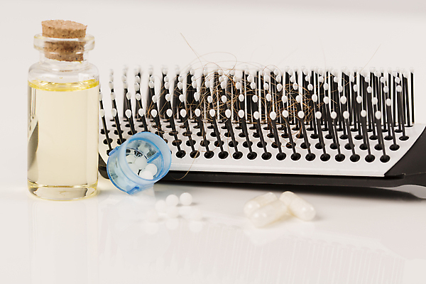 포토 JPG 해외이미지 근접촬영 사람없음 뷰티 알약 머리카락 머리빗 약병 흰배경 헤어관리 두피케어 치료제 탈모 탈모클리닉 해외202004 탈모예방 해외포토 뷰포인트 백그라운드 약 머리 흰색 미용용품 예방 클리닉 증상 병_담는 파일형식 이미지허브