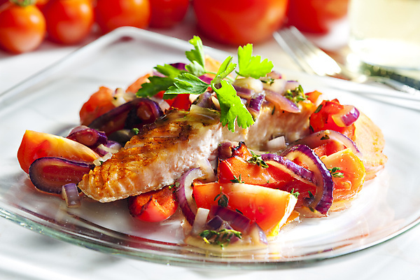 포토 JPG 해외이미지 그릇 접시 음식 토마토 채소 양파 실내 파슬리 건강 어류 요리 사람없음 내부 인테리어 식사 최고 닫기 그릴 묘사 영양 연어 건강식 영양분 정물화 채식주의자 해외202004 해외포토 식기 디자인 모션 주방용품 수중동물 그림 채식 파일형식 이미지허브