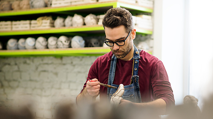포토 JPG 해외이미지 전통 손 디자인 남자 안경 조각 컨셉 비즈니스 탁자 기술 창조 미술 한명 사람 취미 내부 세트 조각상 쌓기 수확 기구 공구 업무 도자기 작업실 제조 상품 날것 만들기 점토 토기 장인 주인 수공예 도예가 프로젝트 핸드메이드 해외202004 해외포토 직업 1 잡화 가구 농업 모션 문화예술 신체부위 조형물 도구 작업 용기_그릇 공예 파일형식 이미지허브