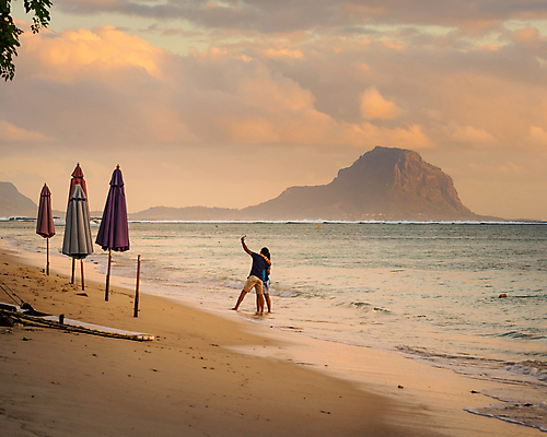 포토 JPG 해외이미지 라이프스타일 커플 여자 행복 실루엣 바다 여행 백그라운드 2 관계 자연 하늘 모바일 휴가 함께함 사랑 사람 사람없음 야외 여름 스마트폰 핸드폰 여행객 일출 사진촬영 일몰 그림 셀프 해외202004 해외포토 계절 감정 컨셉 촬영기법 생활 전자제품 스마트기기 노을 촬영 생태계 파일형식 이미지허브