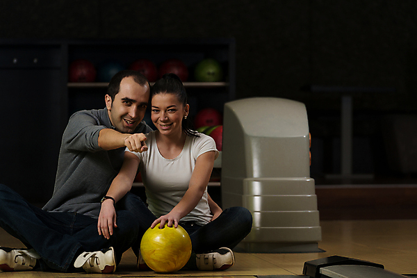 포토 JPG 해외이미지 백인 라이프스타일 커플 여자 남자 행복 스포츠 포즈 장난 공 청소년 놀이 함께함 실내 사랑 설명 사람 성인 두명 반사 강사 우정 기쁨 잡기 도움 가르침 볼링 보여주기 사춘기 해외202004 해외포토 서양인 직업 교육 감정 컨셉 관계 모션 내부 생활 친구 구기 파일형식 이미지허브