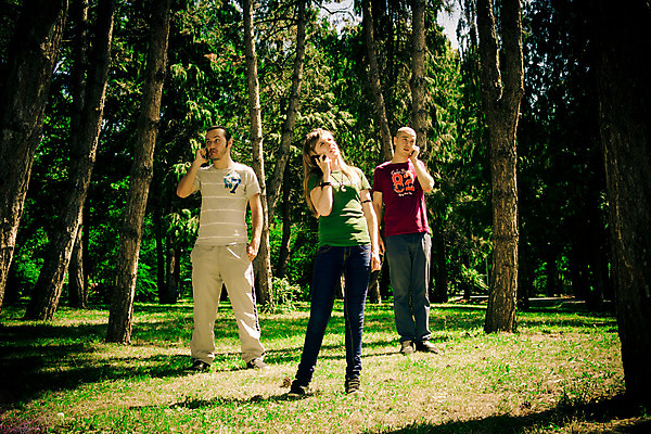 포토 JPG 해외이미지 나무 공원 여자 남자 여행 비즈니스 통신 청소년 자연 세포 대화 사람 20대 성인 야외 세명 스마트폰 핸드폰 분노 숲 전화기 부름 해외202004 해외포토 식물 공공시설 감정 모션 말하기 청년 전자제품 스마트기기 생태계 파일형식 이미지허브