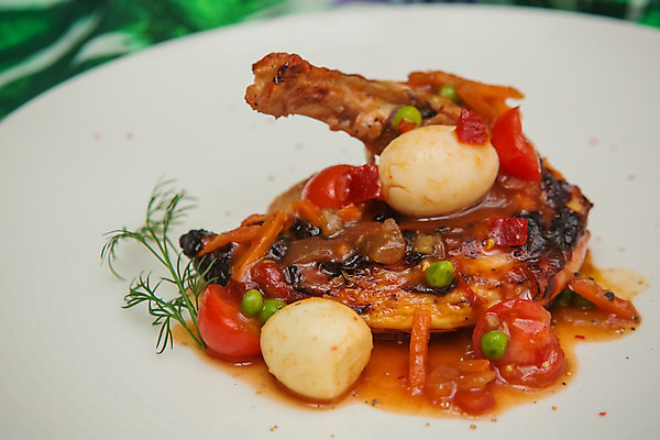 포토 JPG 해외이미지 접시 음식 백그라운드 다이어트 토마토 채소 건강 육류 요리 사람없음 식당 식사 저녁식사 치킨 튀김 흰색 신선 뜨거움 맛 그릴 바비큐 굽기 먹기 허브 오브젝트 허벅지 로즈메리 점심식사 드럼스틱 해외202004 해외포토 식물 식기 컬러 컨셉 식재료 모션 주방용품 신체부위 상점 구이 닭고기요리 파일형식 이미지허브