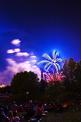 포토 JPG 해외이미지 백그라운드 하늘 불 새로움 기념 폭죽 사람없음 빨간색 파티 검은색 흰색 축하 업무 야간 폭발 파열 해외202004 해외포토 자연요소 컬러 컨셉 이벤트 작업 파일형식 이미지허브