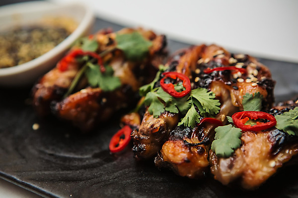 포토 JPG 해외이미지 접시 음식 날개 다이어트 육류 요리 사람없음 빨간색 식당 식사 저녁식사 치킨 샐러드 튀김 신선 바 뜨거움 맛 그릴 바비큐 굽기 먹기 향신료 속도 매움 후추 점심식사 해로움 해외202004 해외포토 식기 컬러 컨셉 식재료 모션 주방용품 건강 상점 구이 닭고기요리 향미료 파일형식 이미지허브