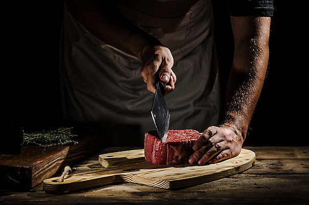 포토 JPG 해외이미지 백인 직업 접시 손 남자 음식 유니폼 호텔 관리 육류 스테이크 요리 사람 성인 사람없음 빨간색 주방 식당 요리사 식사 소고기 흰색 칼 자르기 만족 준비 상업 갈비뼈 정육점 방식 해외202004 해외포토 서양인 식기 옷 감정 컬러 식재료 모션 숙소 뼈 서양음식 신체부위 상점 파일형식 이미지허브