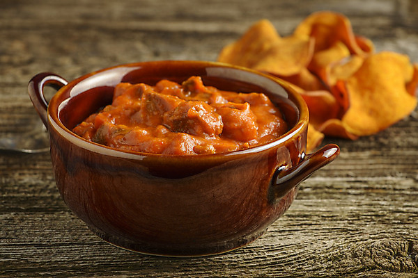 포토 JPG 해외이미지 음식 고추 육류 스테이크 요리 사람없음 빨간색 식사 저녁식사 소고기 시골 사발 매움 서빙 점심식사 해외202004 해외포토 컬러 채소 식재료 서양음식 사기그릇 맛 파일형식 이미지허브