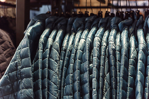 포토 JPG 해외이미지 옷 여자 남자 백그라운드 겨울 패턴 표면 따뜻함 매달리기 경비 사람없음 쇼핑 유행 상점 재킷 코트 가을 직물 주머니 옷걸이 수집 날씬함 깃털 질감 거위 지퍼 소매 방수 신발장 줄서기 스타일 해외202004 해외포토 계절 무늬 모션 조류 안전 사람 외투 보호 몸매 파일형식 이미지허브