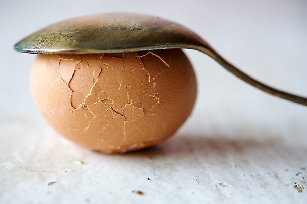 포토 JPG 해외이미지 동물 음식 백그라운드 컨셉 다이어트 재료 자연 탁자 조류 건강 요리 사람없음 갈색 주방 계란 숟가락 식사 치킨 손상 껍질 흰색 원형 균열 닫기 아침식사 보호 오브젝트 빈털터리 단백질 단절 돌봄 블러 삶기 영양분 취급주의 해외202004 해외포토 도형 컬러 가구 모션 수저 경고 알 생태계 닭고기요리 영양소 파일형식 이미지허브