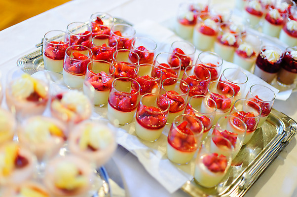 포토 JPG 해외이미지 식기 열매 음식 조각 과일 유리 딸기 디저트 사탕 이벤트 사람없음 장식 가로 빨간색 파티 요식업 식당 저녁식사 축하 신선 그룹 배열 크림 바닐라 뷔페 스무디 줄서기 해외202004 해외포토 식물 산업 음료 컬러 컨셉 모션 재질 상점 식사 파일형식 이미지허브