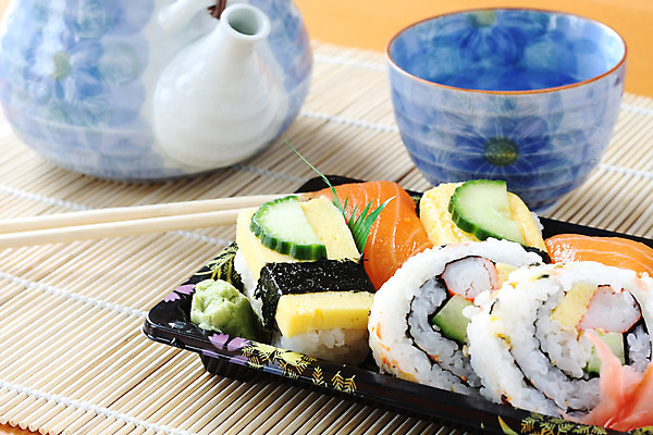 포토 JPG 해외이미지 아시아 음식 젓가락 밥 어류 요리 동양인 사람없음 목재 컵 파란색 계란 일본 식사 초밥 매트 찻주전자 대나무 날것 롤 연어 테이크아웃 해외202004 해외포토 나무 식기 나라 컬러 재료 주전자 수저 인종 알 수중동물 일본음식 파일형식 이미지허브