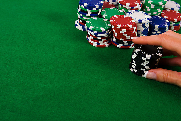 포토 JPG 해외이미지 손 여자 놀이 탁자 사람없음 빨간색 초록색 검은색 게임 우승 행운 도박 위험 카지노 포커 곤봉 승자 해외202004 해외포토 스포츠용품 컬러 가구 컨셉 사람 신체부위 최고 트럼프 파일형식 이미지허브