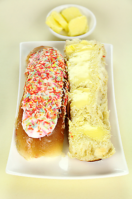 포토 JPG 해외이미지 음식 조각 사탕 요리 사람없음 얼음 대접 달콤 맛 폐기물 유혹 뿌리기 칼로리 버터 충동구매 번 어려움 해로움 솔깃 해외202004 해외포토 자연요소 빵 컨셉 모션 디저트 쇼핑 쓰레기 과소비 파일형식 이미지허브