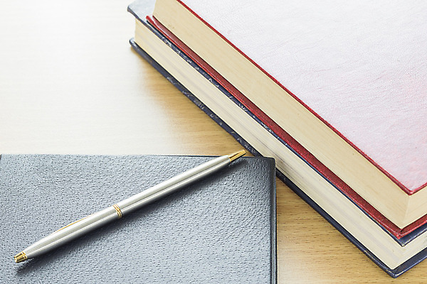 포토 JPG 해외이미지 교육 종이 선 비즈니스 텍스트 학교 가정 탁자 사람없음 목재 책 스터디 사무실 펜 다이어리 쪽지 공책 공백 정보 달력 덮개 흰색 기록 업무 오픈 메시지 잡지 가죽 스케치 편지 갑판 계약 오브젝트 문서 상업 페이지 시트 패드 카피스페이스 해외202004 해외포토 나무 컬러 가구 배_교통 재료 문구용품 미술 간행물 학습 필기구 사무용품 뚜껑 작업 파일형식 이미지허브