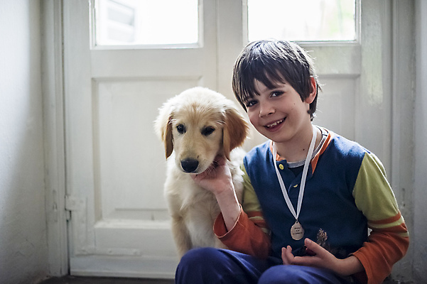 포토 JPG 해외이미지 동물 백인 라이프스타일 남자 행복 어린이 창문 가족 관계 놀이 주택 함께함 실내 사랑 한명 미소 앉기 소년 내부 반려동물 우정 황금 개 리트리버 강아지 6 래브라도리트리버 연도 송곳니 걸음마 돌봄 옛날 해외202004 해외포토 서양인 1 감정 컨셉 포유류 모션 표정 사람 건물 생활 친구 숫자 치아 파일형식 이미지허브