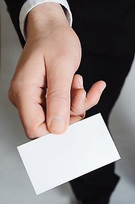 포토 JPG 해외이미지 백인 직업 손 남자 셔츠 비즈니스 정장 사람없음 공백 흰색 인사 잡기 비즈니스맨 신용카드 닫기 주소 적재 네트워킹 카피스페이스 대리인 해외202004 해외포토 서양인 옷 컬러 상의 모션 사람 신체부위 금융 예절 직장인 네트워크 파일형식 이미지허브