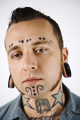 포토 JPG 해외이미지 스튜디오촬영 백인 남자 별 얼굴 청소년 실내 한명 사람 성인 30대 사진촬영 문신 개성 바디페인팅 특별함 피어싱 해외202004 해외포토 자연요소 서양인 1 컨셉 장신구 내부 신체부위 장년 촬영 파일형식 이미지허브