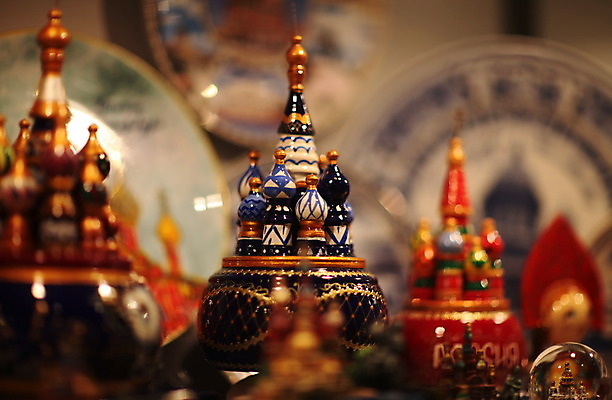 포토 JPG 해외이미지 전통 인형 선물 미술 사람없음 목재 장식 빛 컬러풀 장난감 미니어처 장식볼 흰색 악단 그리기 심볼 그림 진열장 기념품 러시아인 크렘린궁전 핸드메이드 해외202004 해외포토 서양인 나무 음악 컬러 재료 모션 문화예술 모형 궁전 오브젝트 크렘린 파일형식 이미지허브