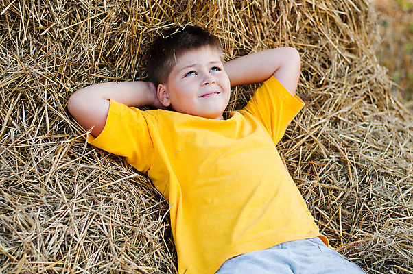 포토 JPG 해외이미지 백인 1 여자 어린이 티셔츠 밭 농업 자연 휴식 건조 한명 소년 잔디 여름 농장 노란색 마을 맑음 시골 9 8 밀짚 거짓말 해외202004 해외포토 서양인 식물 계절 남자 산업 컬러 컨셉 셔츠 날씨 사람 숫자 짚 생태계 파일형식 이미지허브