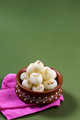 포토 JPG 해외이미지 디저트 사람없음 도자기 원형 사기그릇 냅킨 인도음식 라스굴라 해외포토 도형 그릇 음식 치즈 동양음식 파일형식 이미지허브