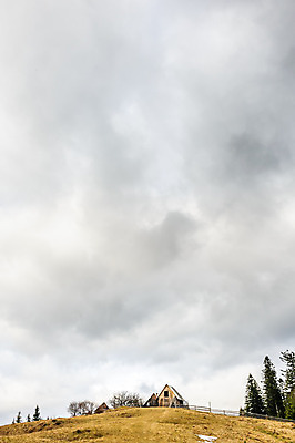 포토 JPG 해외이미지 구름 하늘 주택 풍경 사람없음 목재 울타리 마을 어둠 가을 시골 가장자리 언덕 싱글 흐림 해외202004 해외포토 자연요소 나무 계절 재료 날씨 건물 담장 둘레 파일형식 이미지허브