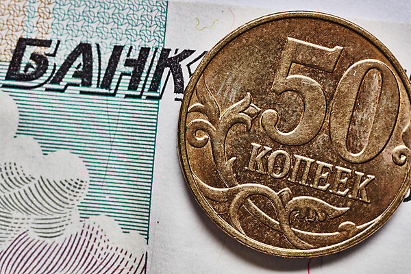 포토 JPG 해외이미지 1 백그라운드 지폐 돈 비즈니스 사람없음 옆모습 금융 경제 빛 금속 동전 쪽지 변화 시장 재산 구매 은색 큼 심볼 속도 싱글 러시아 독수리 이익 고립 러시아인 루블 위기 해외202004 해외포토 서양인 유럽 뷰포인트 컬러 컨셉 재질 조류 쇼핑 크기 파일형식 이미지허브