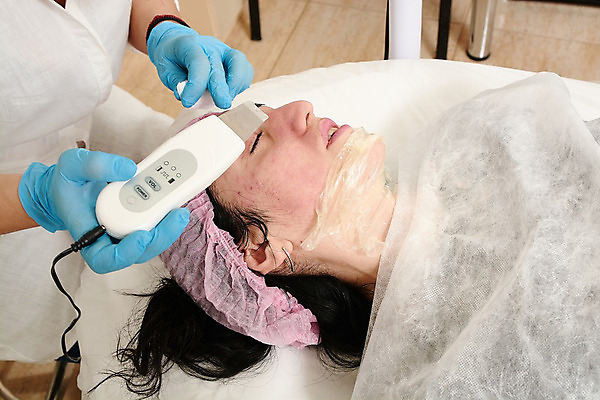 포토 JPG 해외이미지 웰빙 얼굴 병원 한명 치료 약 상점 스파 기계 화장품 장비 의사 기구 마사지 미용사 피부관리 라디오 테라피 순서 리프팅 진공 하드웨어 신청 해외202004 해외포토 직업 1 의학 사람 신체부위 전자제품 컴퓨터 뷰티 의료진 파일형식 이미지허브