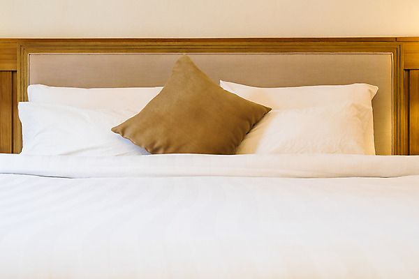 포토 JPG 해외이미지 라이프스타일 디자인 가구 베개 침구 호텔 휴식 아파트 주택 사람없음 내부 장식 침실 방 흰색 침대 잠 고급 안락 해외202004 해외포토 컬러 생활용품 컨셉 숙소 건물 생활 파일형식 이미지허브