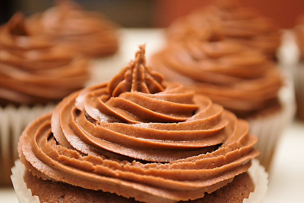 포토 JPG 해외이미지 이벤트 사람없음 갈색 파티 케이크 초콜릿 얼음 소용돌이 생일 컵케이크 굽기 제빵사 평야 해외202004 해외포토 자연요소 직업 기념일 컬러 자연 디저트 회오리 구이 파일형식 이미지허브