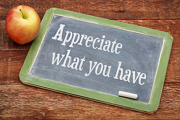 포토 JPG 해외이미지 날씨 사람없음 목재 빨간색 초록색 칠판 사과 분필 긍정 감탄 석판 해외202004 해외포토 나무 컬러 컨셉 과일 재료 초크 파일형식 이미지허브