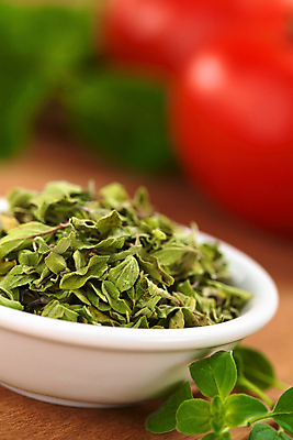 포토 JPG 해외이미지 식물 음식 잎 재료 건조 요리 사람없음 세로 이탈리아 양념 사발 맛 지중해 허브 향신료 향 오레가노 해외202004 해외포토 유럽 바다 컨셉 사기그릇 향미료 파일형식 이미지허브