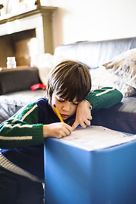 포토 JPG 해외이미지 라이프스타일 교육 남자 어린이 학교 주택 실내 한명 소년 청춘 연필 펜 기록 6 편지 연도 책상 그림 시트 옛날 초보 해외202004 해외포토 1 가구 컨셉 학용품 사람 내부 건물 생활 필기구 숫자 파일형식 이미지허브