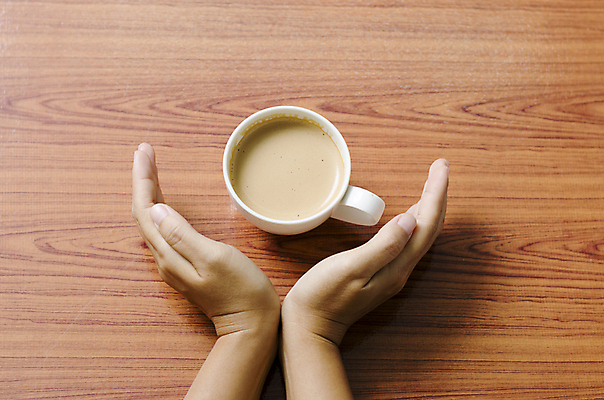 포토 JPG 해외이미지 손 커피 실내 손짓 신체부위 커피잔 해외202004 해외포토 음료 모션 잔 사람 내부 파일형식 이미지허브