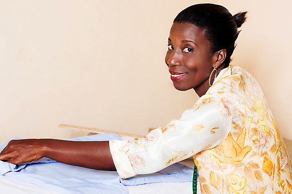 포토 JPG 해외이미지 응시 행복 셔츠 탁자 한명 파란색 상점 기쁨 업무 측정 길이 해외202004 해외포토 1 시선 감정 컬러 가구 상의 사람 작업 파일형식이미지허브 