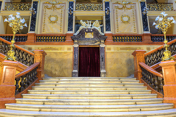 포토 JPG 해외이미지 전통 문화 건축양식 조명 바닥 실내 사람없음 내부 건물 장식 빨간색 조각상 계단 궁전 무대 기둥 화려 복도 역사 재산 황금 클래식 고급 우아함 극장 대리석 단계 빛망울 르네상스 바로크 옛날 우크라이나 웅장함 스타일 세련 해외202004 해외포토 건축물 건축 유럽 컬러 컨셉 고건축 재료 금융 빛 조형물 파일형식 이미지허브