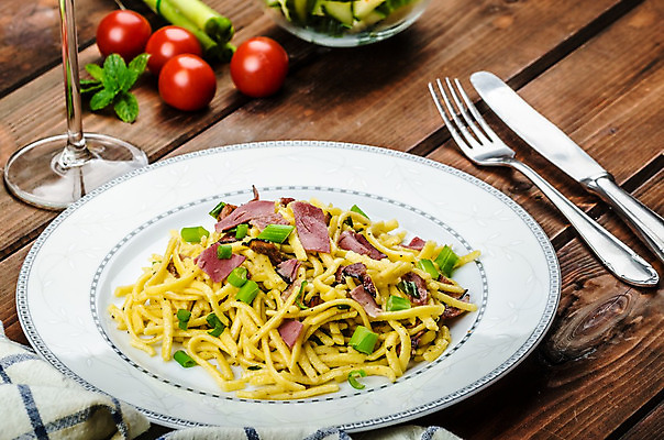 포토 JPG 해외이미지 전통 접시 음식 백그라운드 포크 양파 치즈 파스타 마늘 스파게티 육류 돼지고기 요리 사람없음 노란색 식당 식사 저녁식사 봄 이탈리아 흰색 신선 면 지중해 먹기 크림 올리브 햄 베이컨 레시피 후추 파 점심식사 고립 바이오 캐서롤 핸드메이드 탈리아텔레 해외202004 해외포토 식기 계절 열매 유럽 바다 컬러 채소 식재료 모션 유제품 서양음식 상점 용기_그릇 향신료 파스타면 파일형식 이미지허브