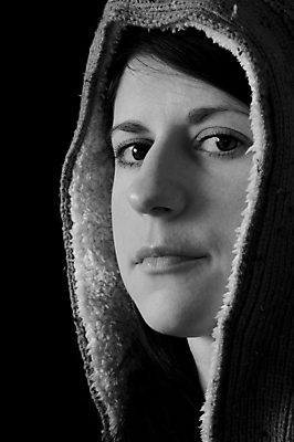 포토 JPG 해외이미지 백인 1 응시 여자 얼굴 백그라운드 겨울 한명 사람 머리 유행 검은색 어둠 도시 신비 마법 고딕 심각 혼자 해외202004 해외포토 서양인 시선 계절 컬러 컨셉 신체부위 파일형식 이미지허브