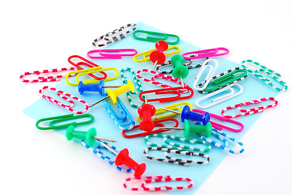 포토 JPG 해외이미지 모양 디자인 종이 백그라운드 컨셉 비즈니스 장신구 아이디어 사람없음 컬러풀 사무실 금속 쪽지 장비 흰색 도구 조직 그룹 혼합 연결 오브젝트 질감 상업 클립 유지 고립 항목 공급 해외202004 해외포토 컬러 재질 파일형식 이미지허브