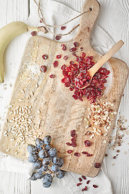 포토 JPG 해외이미지 접시 열매 음식 다이어트 과일 재료 유리 탁자 포도 건조 바나나 건강 요리 사람없음 목재 빨간색 세로 파란색 갈색 노란색 숟가락 흰색 사발 시리얼 준비 냅킨 채식주의자 크랜베리 비건 해외202004 해외포토 나무 식물 식기 컬러 가구 재질 수저 사기그릇 채식 파일형식 이미지허브