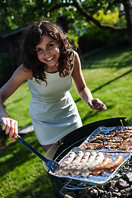 포토 JPG 해외이미지 나무 백인 라이프스타일 여자 행복 음식 백그라운드 자연 육류 한명 사람 야외 파란색 정원 식사 맛 그릴 바비큐 굽기 먹기 준비 해외202004 해외포토 서양인 식물 1 감정 컬러 컨셉 식재료 모션 주방용품 생활 구이 생태계 파일형식 이미지허브