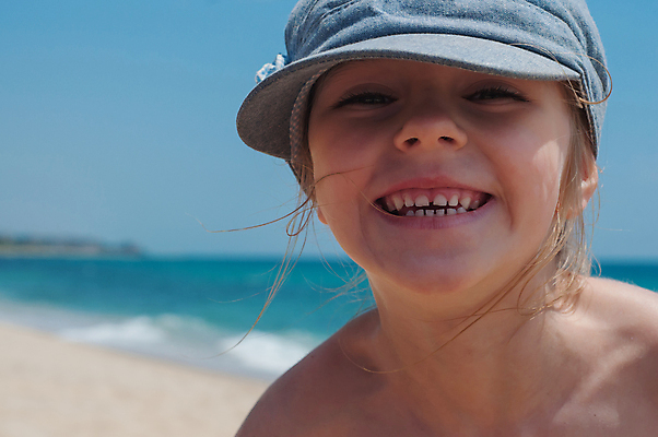 포토 JPG 해외이미지 백인 1 라이프스타일 행복 어린이 모래 여행 자연 놀이 휴가 한명 사람 야외 파란색 태양 맑음 흰색 캡모자 혼자 해외202004 해외포토 자연요소 서양인 모자_잡화 감정 컬러 날씨 생활 생태계 파일형식 이미지허브