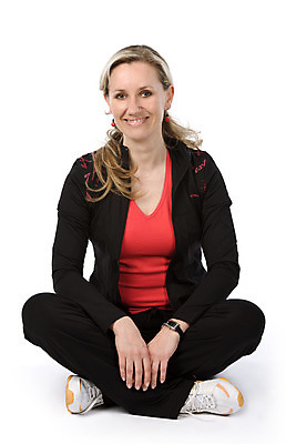 포토 JPG 해외이미지 모델 분홍색 백그라운드 운동화 청소년 한명 사람 앉기 성인 빨간색 검은색 기계 기쁨 흰색 고립 해외202004 해외포토 1 감정 컬러 신발 모션 파일형식 이미지허브